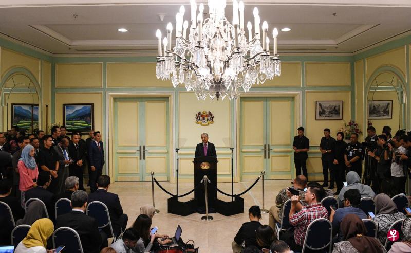 马来西亚过渡首相马哈迪(中)在布城首相署发表2020年经济振兴配套,减轻冠病疫情对马国经济的影响。(法新社) 马来西亚过渡首相马哈迪(中)在布城首相署发表2020年经济振兴配套,减轻冠病疫情对马国经济的影响。(法新社)