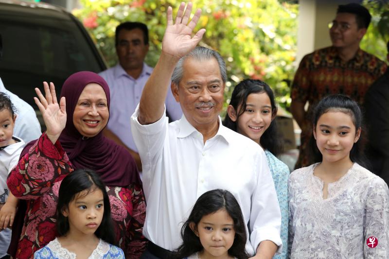 马来西亚第八任首相慕尤丁(左二)29日携夫人诺莱妮(左一)在吉隆坡的住家外向媒体挥手致意。(路透社) 马来西亚第八任首相慕尤丁(左二)29日携夫人诺莱妮(左一)在吉隆坡的住家外向媒体挥手致意。(路透社)