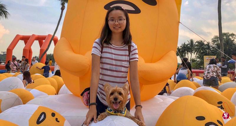 吴欣霓圆儿时梦想,领养Ollie后对它疼爱有加。(受访者提供) 吴欣霓圆儿时梦想,领养Ollie后对它疼爱有加。(受访者提供)