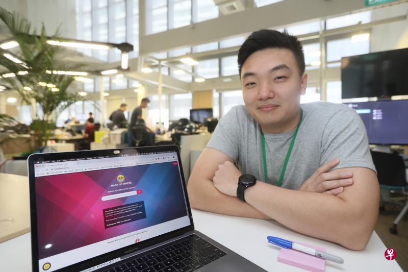 政府科技局高级软件工程师陈人源之前累积不少开发网站和软件的相关技能,上个月自愿加入MaskGoWhere团队,连同其他成员在短短12小时内设立网站,让国人查询免费领取口罩的地点。(吴伟国摄) 政府科技局高级软件工程师陈人源之前累积不少开发网站和软件的相关技能,上个月自愿加入MaskGoWhere团队,连同其他成员在短短12小时内设立网站,让国人查询免费领取口罩的地点。(吴伟国摄)