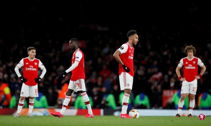 炮兵最后时刻城门失守,球员托雷拉(左起)、佩佩、奥巴梅杨和大卫·路易斯沮丧不已。(路透社) 炮兵最后时刻城门失守,球员托雷拉(左起)、佩佩、奥巴梅杨和大卫·路易斯沮丧不已。(路透社)