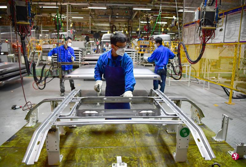 中国今年2月份的制造业采购经理指数(PMI)仅为35.7%,比上月大幅下降14.3个百分点。图为陕西一家汽车生产企业的工人在焊接车间工作。(新华社) 中国今年2月份的制造业采购经理指数(PMI)仅为35.7%,比上月大幅下降14.3个百分点。图为陕西一家汽车生产企业的工人在焊接车间工作。(新华社)