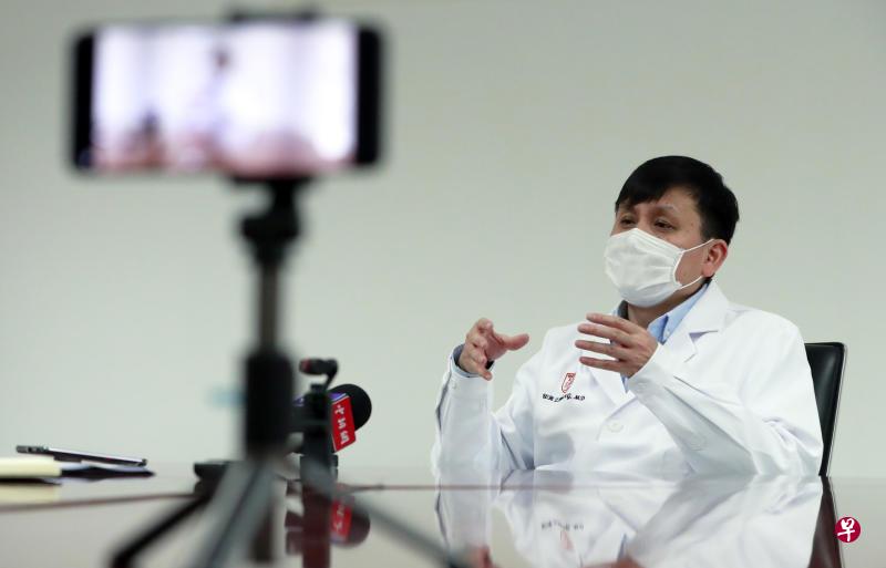 张文宏说,中国用少林派的武功,新加坡用武当派的武功,结果都很漂亮,但中国很多城市第一阶段用的是硬派的武功,接下去就要练内力。(中新社) 张文宏说,中国用少林派的武功,新加坡用武当派的武功,结果都很漂亮,但中国很多城市第一阶段用的是硬派的武功,接下去就要练内力。(中新社)
