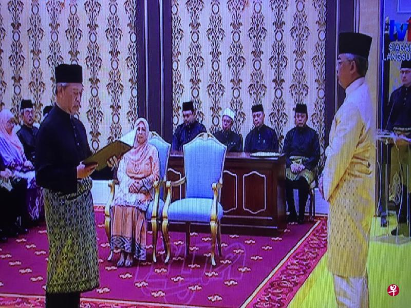 慕尤丁今早在马来西亚国家皇宫,正式宣誓就任马来西亚第八任首相。(星洲网) 慕尤丁今早在马来西亚国家皇宫,正式宣誓就任马来西亚第八任首相。(星洲网)