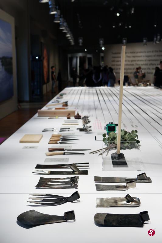 展览通过时间表,展出燕三条过去400年的金属加工业的演变。“日野浦刃物工坊”从以前农业用的钩镰铊,发展出各种厨房刀具。 展览通过时间表,展出燕三条过去400年的金属加工业的演变。“日野浦刃物工坊”从以前农业用的钩镰铊,发展出各种厨房刀具。