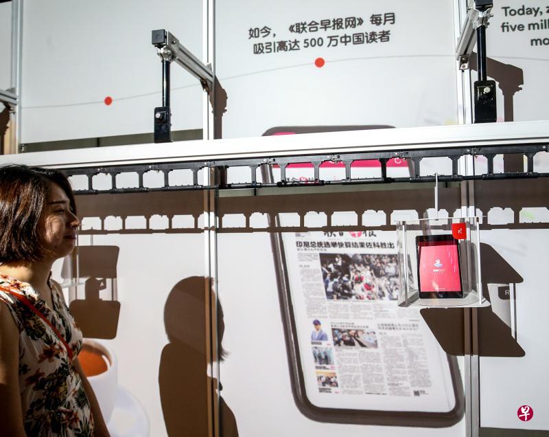 联合早报是全世界最早上网的华文报章,网站目前每个月吸引多达500万名中国读者,通过新加坡人视角报道本地和国际新闻,是本地华族文化走向世界的代表之一。(叶振忠摄) 联合早报是全世界最早上网的华文报章,网站目前每个月吸引多达500万名中国读者,通过新加坡人视角报道本地和国际新闻,是本地华族文化走向世界的代表之一。(叶振忠摄)