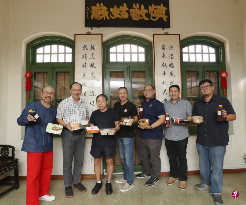 新加坡姑苏(慎敬堂)餐饮协会理事蔡华春(左起)、萧永祥、程文华、汪福顺、郭科元、周理杭和冯俊辉为医护人员送上免费餐盒。(饶进礼摄) 新加坡姑苏(慎敬堂)餐饮协会理事蔡华春(左起)、萧永祥、程文华、汪福顺、郭科元、周理杭和冯俊辉为医护人员送上免费餐盒。(饶进礼摄)