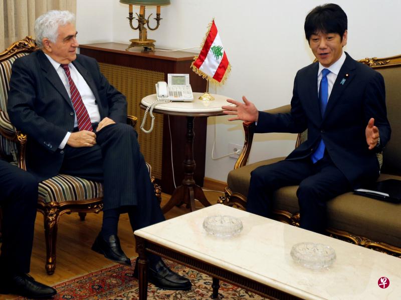 日本法务部副部长义家弘介(右)飞到黎巴嫩会见黎巴嫩总统奥恩(左),希望两国能就戈恩案开展合作。(路透社) 日本法务部副部长义家弘介(右)飞到黎巴嫩会见黎巴嫩总统奥恩(左),希望两国能就戈恩案开展合作。(路透社)
