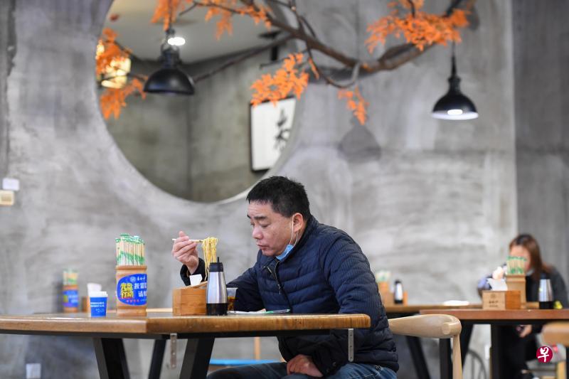 中国餐饮业者目前必须先做好冠病疫情防控工作,才能申请恢复营业。图为2月19日在湖南省长沙市天心区一家米粉店,顾客分桌就餐。(新华社) 中国餐饮业者目前必须先做好冠病疫情防控工作,才能申请恢复营业。图为2月19日在湖南省长沙市天心区一家米粉店,顾客分桌就餐。(新华社)