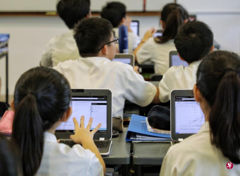 到了2024年,所有中一学生各有一台笔记型或平板电脑,可用来登陆“学生学习平台”进行课堂活动与自主学习。(林国明摄) 到了2024年,所有中一学生各有一台笔记型或平板电脑,可用来登陆“学生学习平台”进行课堂活动与自主学习。(林国明摄)
