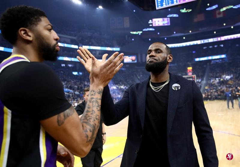 ▲湖人球星詹姆斯(右)和戴维斯赛前击掌,NBA建议非常时期应以击拳取代。(法新社) ▲湖人球星詹姆斯(右)和戴维斯赛前击掌,NBA建议非常时期应以击拳取代。(法新社)