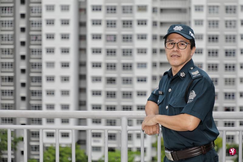 虽然接受辅警训练时已经48岁,喜欢运动的何浣毓在年纪比自己小一半的一组同学当中,仍然因为体能最佳而得奖。(林国明摄) 虽然接受辅警训练时已经48岁,喜欢运动的何浣毓在年纪比自己小一半的一组同学当中,仍然因为体能最佳而得奖。(林国明摄)