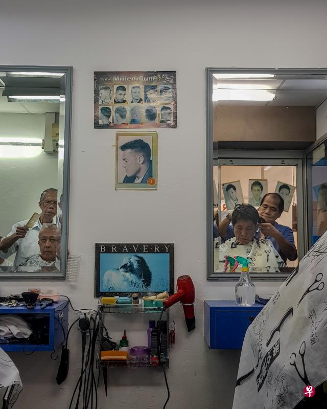 老师傅的手艺多年来留住了许多顾客。 老师傅的手艺多年来留住了许多顾客。