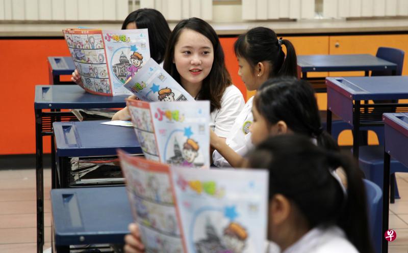 新闻中心记者王晓亚去年参加了“小学陪你读报”计划,到启化小学担任义工,陪三至四年级学生读报纸,长见识,希望将更多新闻时事带进校园。(林泽锐摄) 新闻中心记者王晓亚去年参加了“小学陪你读报”计划,到启化小学担任义工,陪三至四年级学生读报纸,长见识,希望将更多新闻时事带进校园。(林泽锐摄)