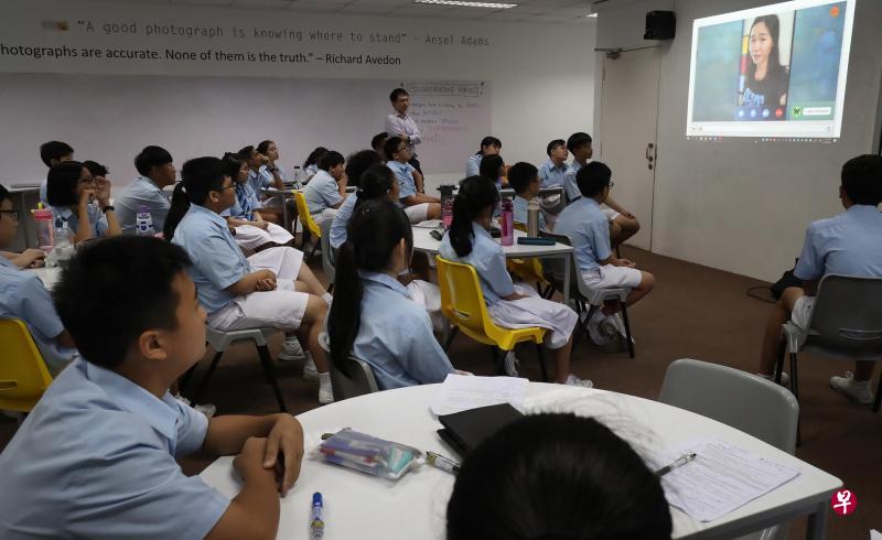 光伟中学日前按更新版品格与公民教育课程,为中二生模拟一堂以“网络霸凌”为主题的课,通过互动教学视频,激发学生思考和讨论网上行为的不同后果。(陈来福摄) 光伟中学日前按更新版品格与公民教育课程,为中二生模拟一堂以“网络霸凌”为主题的课,通过互动教学视频,激发学生思考和讨论网上行为的不同后果。(陈来福摄)