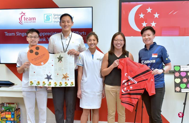 保龄球名将梁蕙芬(右一)将队友制作的卡片和签名球衣送给前线医护人员,左起为高级护士吴锐浩、新加坡保健服务集团高级主管刘炳宏、护士张玮文和医学实验室技术人员陈慧雯。(特约林新泰摄) 保龄球名将梁蕙芬(右一)将队友制作的卡片和签名球衣送给前线医护人员,左起为高级护士吴锐浩、新加坡保健服务集团高级主管刘炳宏、护士张玮文和医学实验室技术人员陈慧雯。(特约林新泰摄)