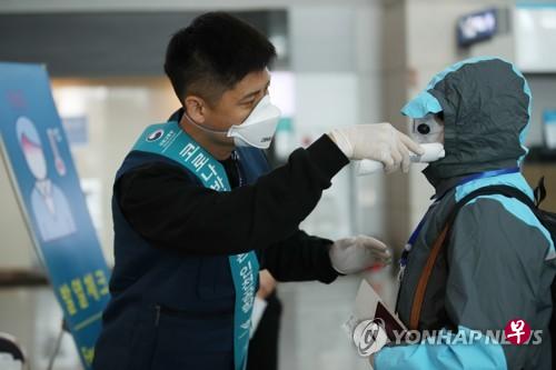 仁川机场今天起针对出境旅客试点实施三重出境检疫措施。 (韩联社) 仁川机场今天起针对出境旅客试点实施三重出境检疫措施。 (韩联社)