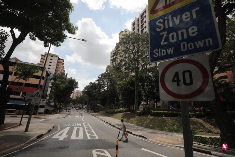 红山景和裕廊西52街的车速限制将从下个月起,从每小时40公里进一步调低到每小时30公里。(陈斌勤摄) 红山景和裕廊西52街的车速限制将从下个月起,从每小时40公里进一步调低到每小时30公里。(陈斌勤摄)