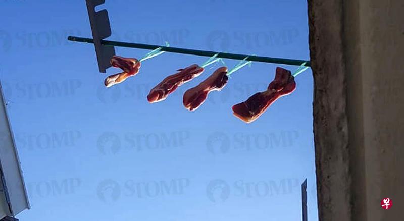 居民将4块肉挂在竹竿,放在厨房窗口外晾晒。(受访者提供) 居民将4块肉挂在竹竿,放在厨房窗口外晾晒。(受访者提供)