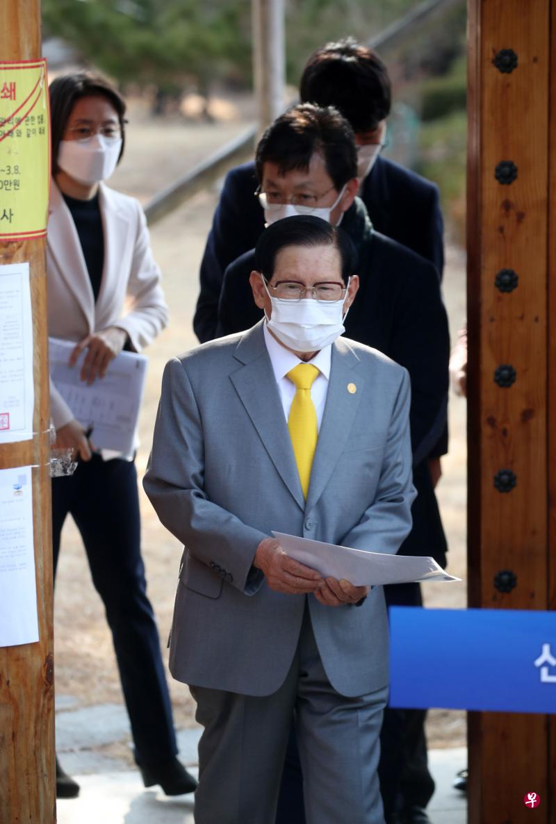 韩国新天地教会教主李万熙,在这次2019冠状病毒疫情中,被韩国民众视为“大罪人”,但其实是韩战大功臣。(法新社) 韩国新天地教会教主李万熙,在这次2019冠状病毒疫情中,被韩国民众视为“大罪人”,但其实是韩战大功臣。(法新社)