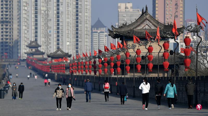 近日,受疫情影响而关闭的西安城墙景区恢复开放,3月4日,游客在西安城墙游览。(新华社) 近日,受疫情影响而关闭的西安城墙景区恢复开放,3月4日,游客在西安城墙游览。(新华社)
