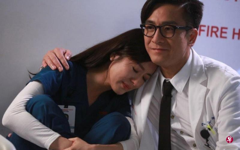 唐诗咏(左)与马国明合作《白色强人》时,粉丝敲碗要他们在一起。(互联网) 唐诗咏(左)与马国明合作《白色强人》时,粉丝敲碗要他们在一起。(互联网)