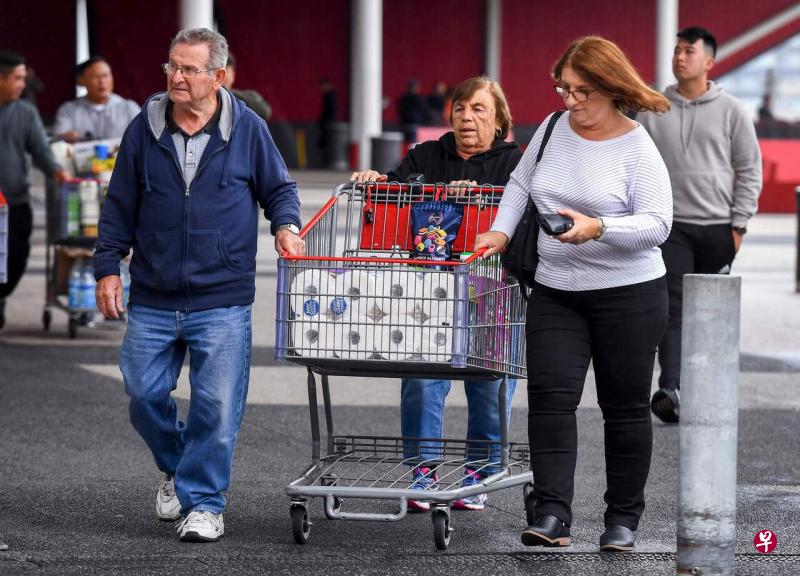澳洲冠病疫情蔓延,人们感到恐慌,纷纷到超市购大量购买日常用品,厕纸、口罩和免洗洗手液被抢购一空。(法新社) 澳洲冠病疫情蔓延,人们感到恐慌,纷纷到超市购大量购买日常用品,厕纸、口罩和免洗洗手液被抢购一空。(法新社)
