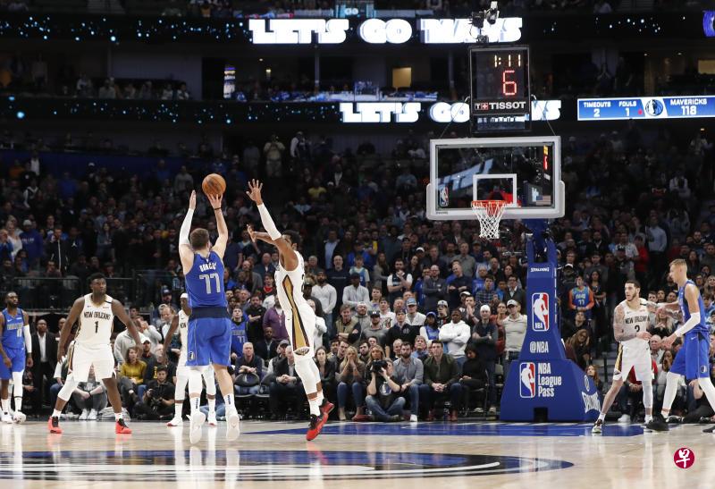 达拉斯小牛(蓝衣)经加时后以127比123险胜新奥尔良鹈鹕。(今日美国) 达拉斯小牛(蓝衣)经加时后以127比123险胜新奥尔良鹈鹕。(今日美国)