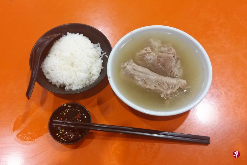 香浓而不过辣的肉骨茶,一家大小都可享用。 香浓而不过辣的肉骨茶,一家大小都可享用。