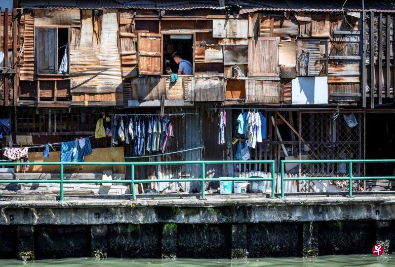 曼谷是泰国最繁华的地带,但那里的贫困人口也不少,其中很多就住在河畔的陋屋里。(法新社) 曼谷是泰国最繁华的地带,但那里的贫困人口也不少,其中很多就住在河畔的陋屋里。(法新社)