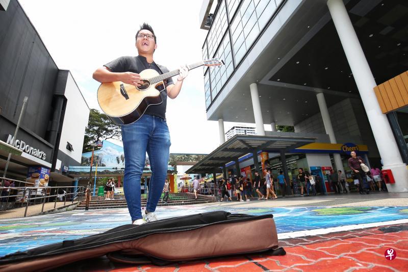 本地街头艺人黎子杰看中宏茂桥街头表演区可灵活使用同区内不同表演场地,与不同公众互动,未来不排除多花时间在那里表演。图中位于宏茂桥城入口和麦当劳之间的空间,将是宏茂桥街头表演区的表演场地之一。(萧紫薇摄) 本地街头艺人黎子杰看中宏茂桥街头表演区可灵活使用同区内不同表演场地,与不同公众互动,未来不排除多花时间在那里表演。图中位于宏茂桥城入口和麦当劳之间的空间,将是宏茂桥街头表演区的表演场地之一。(萧紫薇摄)