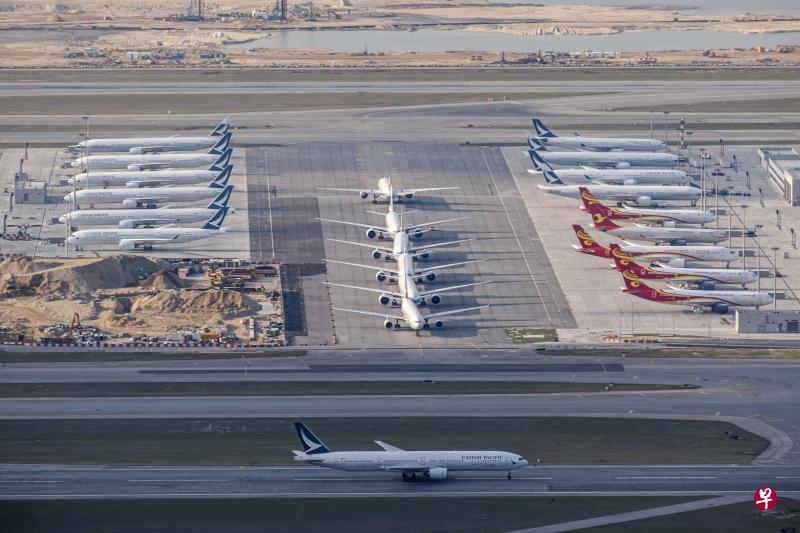 一架国泰航空客机前天在香港国际机场跑道上滑行,而不远处正是该公司大批停泊的机群。(彭博社) 一架国泰航空客机前天在香港国际机场跑道上滑行,而不远处正是该公司大批停泊的机群。(彭博社)