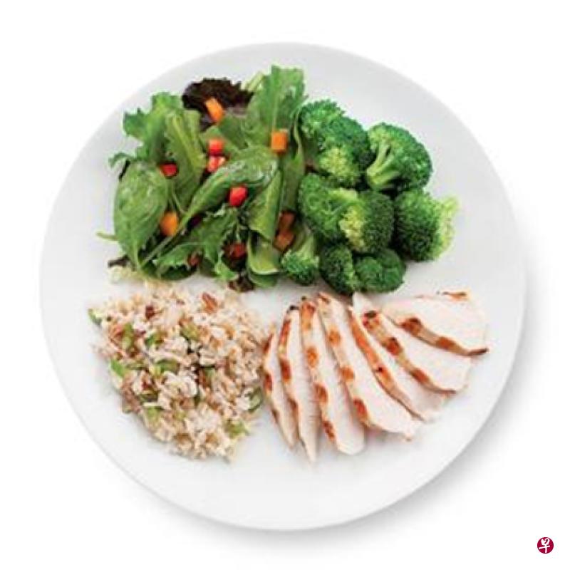 餐盘的一半是蔬菜,另一半应由低脂蛋白质和健康碳水化合物均分。(档案照) 餐盘的一半是蔬菜,另一半应由低脂蛋白质和健康碳水化合物均分。(档案照)