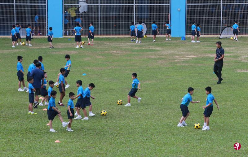 足球是最受立伟小学学生青睐的课程辅助活动之一,有约100人参与。学校会根据学生水平分成三组,各自设计合适的训练计划,师生比例控制在1比20左右。(唐家鸿摄) 足球是最受立伟小学学生青睐的课程辅助活动之一,有约100人参与。学校会根据学生水平分成三组,各自设计合适的训练计划,师生比例控制在1比20左右。(唐家鸿摄)