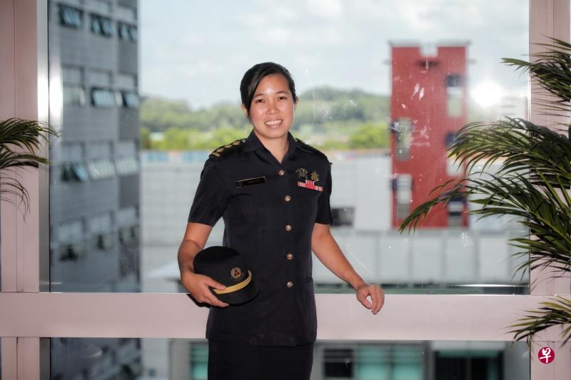 民防部队紧急医药服务处紧急医药服务行动管理官林阿梅利亚上尉在课程的23个科目中考到21个“A”,以傲人成绩毕业。(林国明摄) 民防部队紧急医药服务处紧急医药服务行动管理官林阿梅利亚上尉在课程的23个科目中考到21个“A”,以傲人成绩毕业。(林国明摄)