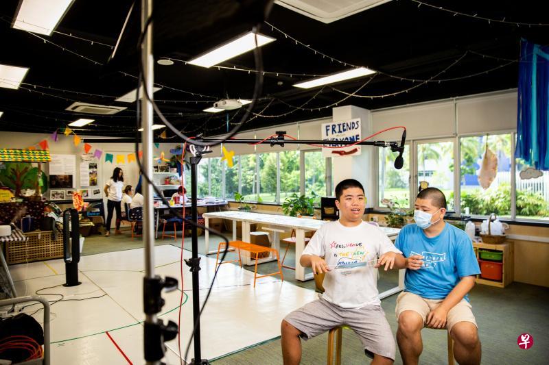 李欣赏(右)和儿子李俊乐一起录制《一起对抗2019冠状病毒疾病!》(Let’s fight COVID-19!)华文视频,示范戴口罩的正确步骤。(盖世小英雄提供) 李欣赏(右)和儿子李俊乐一起录制《一起对抗2019冠状病毒疾病!》(Let’s fight COVID-19!)华文视频,示范戴口罩的正确步骤。(盖世小英雄提供)