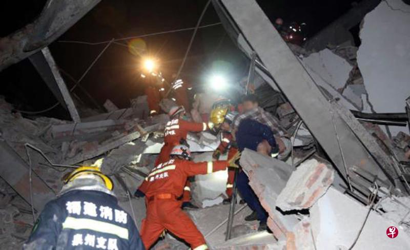 消防救援人员昨晚在倒塌酒店的废墟里寻找被困者。(互联网) 消防救援人员昨晚在倒塌酒店的废墟里寻找被困者。(互联网)