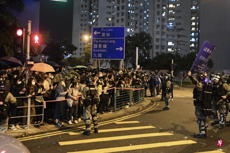 有香港民众昨(8日)聚集在将军澳尚德停车场,悼念四个月前堕下身亡的香港科技大学生周梓乐,警方以涉嫌非法集结拘捕41人。(中新社) 有香港民众昨(8日)聚集在将军澳尚德停车场,悼念四个月前堕下身亡的香港科技大学生周梓乐,警方以涉嫌非法集结拘捕41人。(中新社)