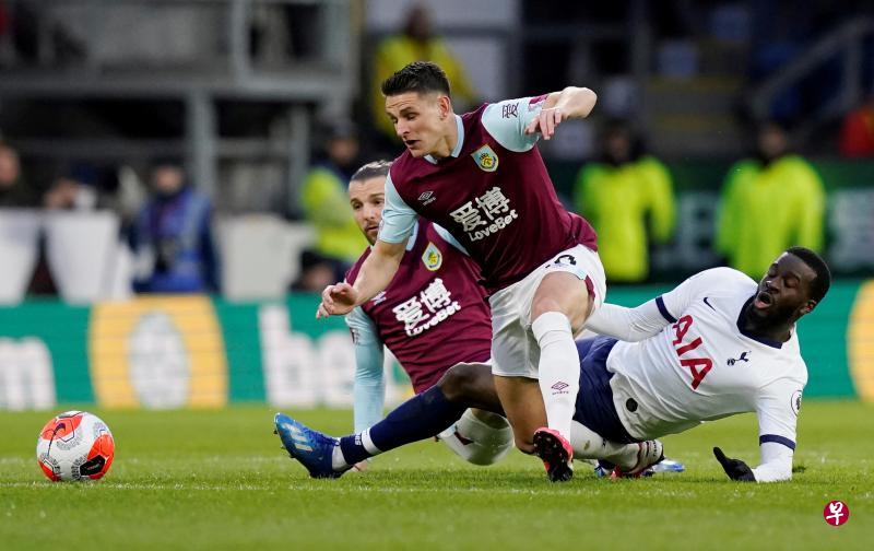 ▲恩东贝莱(右)作为昨晨比赛的首发,在首45分钟比赛毫无作为,在下半场开始前被撤换下场。(路透社) ▲恩东贝莱(右)作为昨晨比赛的首发,在首45分钟比赛毫无作为,在下半场开始前被撤换下场。(路透社)