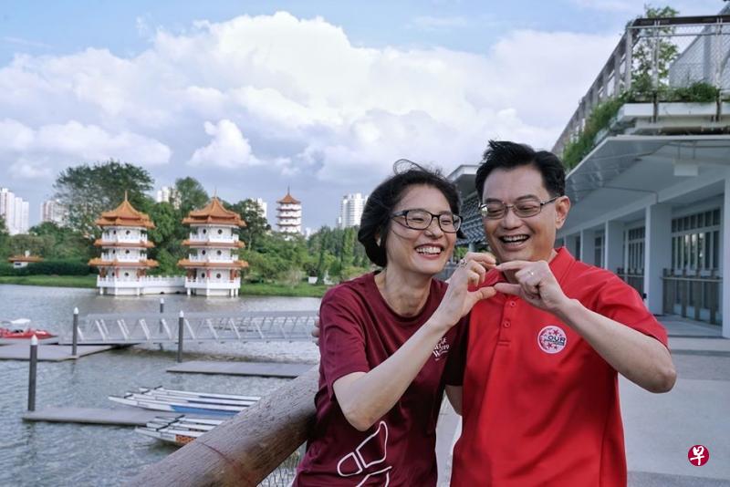 副总理兼财政部长王瑞杰(右)与妻子章慧霓用手比心,拍下恩爱的合照。王瑞杰也在国际妇女节这天感谢妻子对他的支持与照料。(取自王瑞杰面簿) 副总理兼财政部长王瑞杰(右)与妻子章慧霓用手比心,拍下恩爱的合照。王瑞杰也在国际妇女节这天感谢妻子对他的支持与照料。(取自王瑞杰面簿)