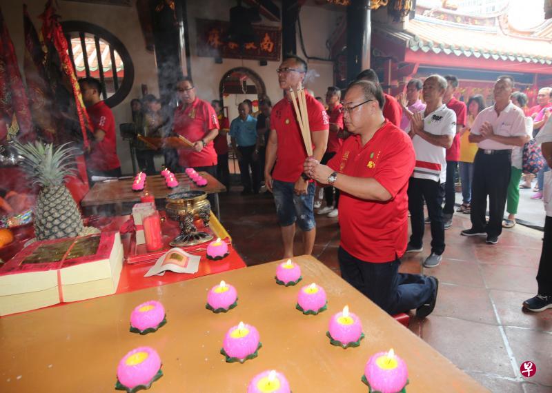 圣公文化传承委员会主席陈奕福(持香者)主持抗疫情赦灾植福祈祷仪式,带领宫庙会员代表向神明祈求消灾解厄。(唐家鸿摄) 圣公文化传承委员会主席陈奕福(持香者)主持抗疫情赦灾植福祈祷仪式,带领宫庙会员代表向神明祈求消灾解厄。(唐家鸿摄)