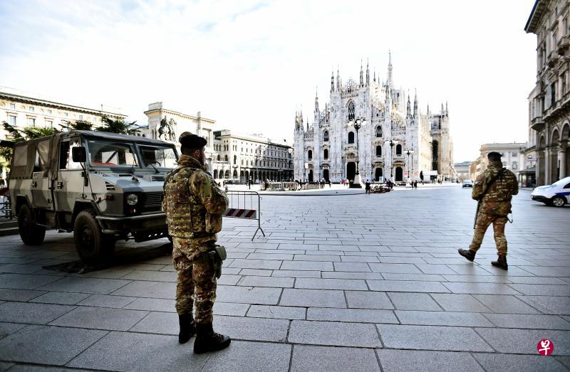 意大利军人昨天在伦巴第大区的米兰主教座堂前广场巡逻,以确保居民遵守最新的封城令。(路透社) 意大利军人昨天在伦巴第大区的米兰主教座堂前广场巡逻,以确保居民遵守最新的封城令。(路透社)