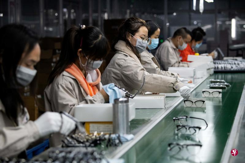 2019新型冠状病毒疾病疫情近期冲击全球供应链和经济活动,中国进出口今年首两个月双双下降。图为一群佩戴口罩的工人正在温州一家眼镜工厂工作。(法新社) 2019新型冠状病毒疾病疫情近期冲击全球供应链和经济活动,中国进出口今年首两个月双双下降。图为一群佩戴口罩的工人正在温州一家眼镜工厂工作。(法新社)