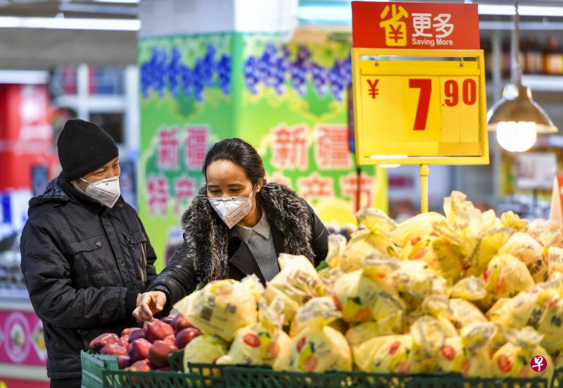 中国居民消费价格指数(CPI)今年2月同比上涨5.2%,符合市场预期。图为新疆乌鲁木齐一大型超市,市民在选购水果。(中新社) 中国居民消费价格指数(CPI)今年2月同比上涨5.2%,符合市场预期。图为新疆乌鲁木齐一大型超市,市民在选购水果。(中新社)