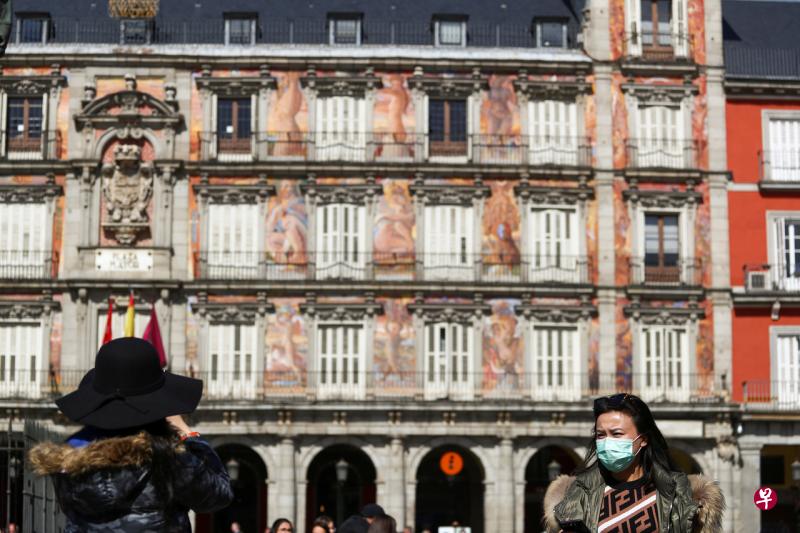 在马德里中心广场,仍可看到一些游客。(路透社) 在马德里中心广场,仍可看到一些游客。(路透社)