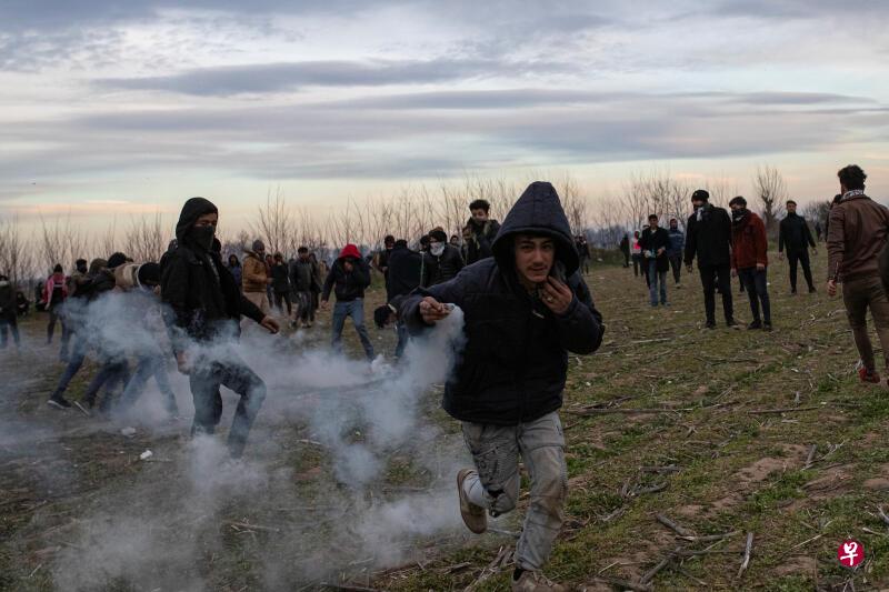 过去一个星期,希腊和土耳其边境的冲突事件激增,希腊政府动用催泪弹和水炮驱散聚集边境的难民,甚至烧毁难民的临时居所,而难民则以石头还击希腊军警。(路透社) 过去一个星期,希腊和土耳其边境的冲突事件激增,希腊政府动用催泪弹和水炮驱散聚集边境的难民,甚至烧毁难民的临时居所,而难民则以石头还击希腊军警。(路透社)