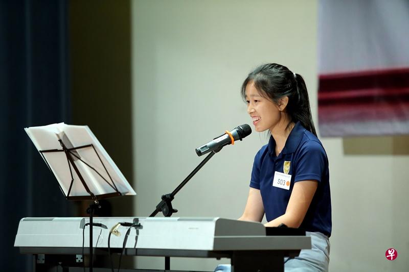 2015年4月18日,“新空下”全国新谣歌唱比赛在裕廊初级学院举行大决赛。公教初级学院学生林延芯以一首《我会用真心填满你的孤单》,拿下独唱组冠军。(龙国雄摄) 2015年4月18日,“新空下”全国新谣歌唱比赛在裕廊初级学院举行大决赛。公教初级学院学生林延芯以一首《我会用真心填满你的孤单》,拿下独唱组冠军。(龙国雄摄)