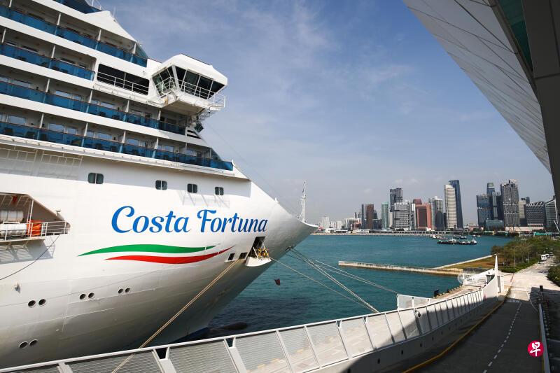 意大利游轮歌诗达幸运号(Costa Fortuna)被两个国家禁止停靠后,今天在新加坡靠岸。(李健玮摄) 意大利游轮歌诗达幸运号(Costa Fortuna)被两个国家禁止停靠后,今天在新加坡靠岸。(李健玮摄)