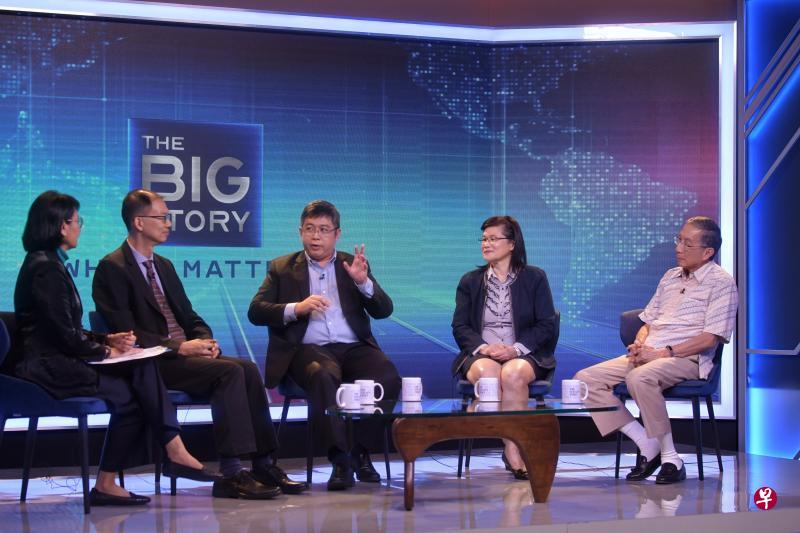 《海峡时报》直播节目The Big Story昨天邀请四名传染病专家一同讨论疫情接下来的走向。他们分别是（左二起）新加坡国立大学苏瑞福公共卫生学院传染病系主任许励扬副教授、卫生部医药服务总监麦锡威副教授、国家传染病中心主任梁玉心教授，以及李光耀公共政策学院客座研究员蒂克。（海峡时报）