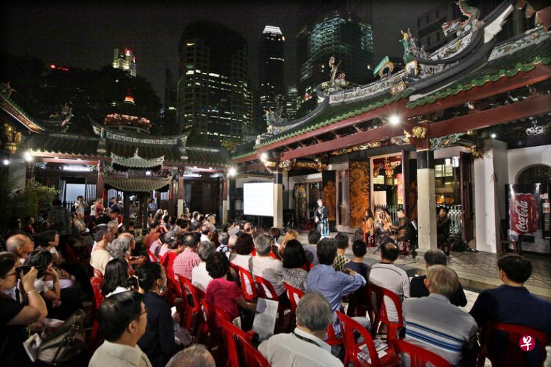 湘灵音乐社受邀在天福宫呈献南音,观众置身“古厝庭院”里欣赏古乐清曲,与外面的“新厝大厦”仅一墙之隔,相映成趣。图为2018年演出的场面。(档案照) 湘灵音乐社受邀在天福宫呈献南音,观众置身“古厝庭院”里欣赏古乐清曲,与外面的“新厝大厦”仅一墙之隔,相映成趣。图为2018年演出的场面。(档案照)